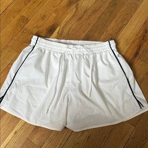 Lululemon Court Rival High-Rise Short 3" Perforated Size 4 White Black Trim